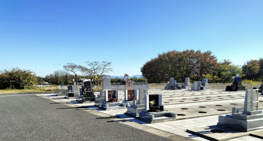 小規模の墓地にお墓が並ぶイメージ