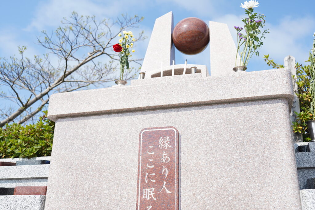 丸い石が中心に掲げられた合葬墓のイメージ
